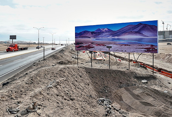Conexiones distantes: No pasar – Cartel en espacio público (Billboard) – Bienal SACO – Antofagasta, Chile – 2025
